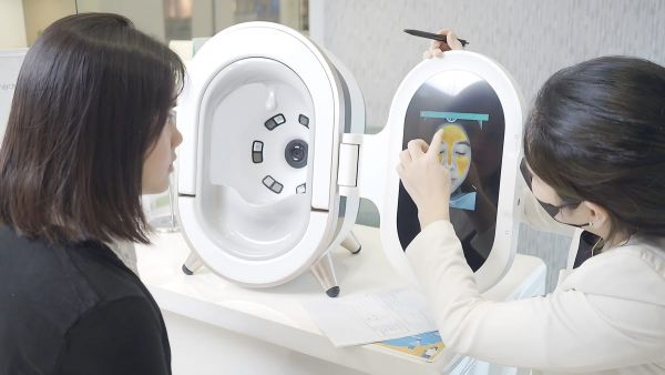 Discover your ideal look with our face shape detector